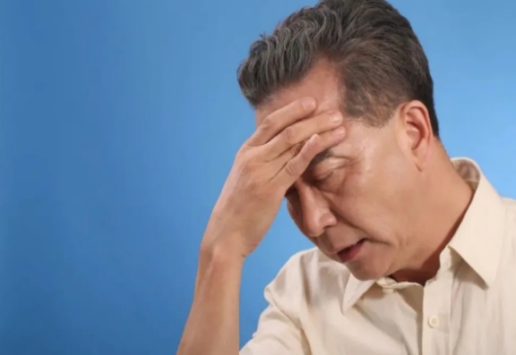 眼睛前面有黑点怎么回事,为什么眼睛前面总觉得有黑点晃动