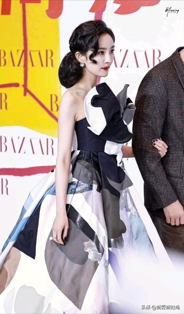 杨幂穿彩虹裙简直美翻了,杨幂斜肩露腰开叉裙