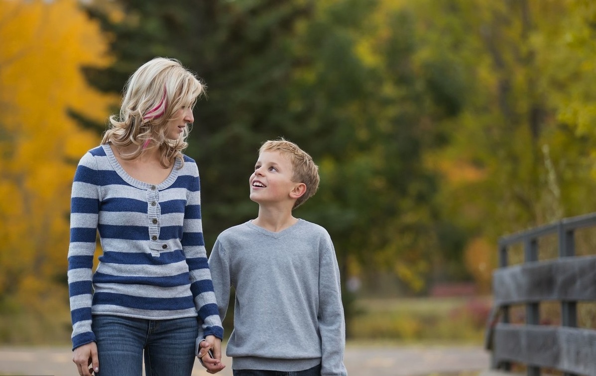 男孩六岁不愿意和妈妈沟通,6岁男孩不愿意和大人交流