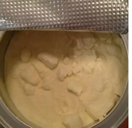 新开的奶粉起坨坨还可以吃吗,奶粉起坨不溶解是咋回事还能吃吗