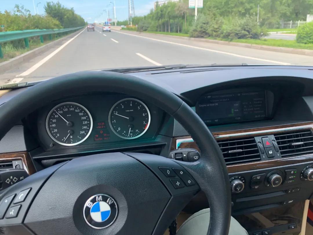 我，月薪2300，买了一辆巴伐利亚味的行政级轿车