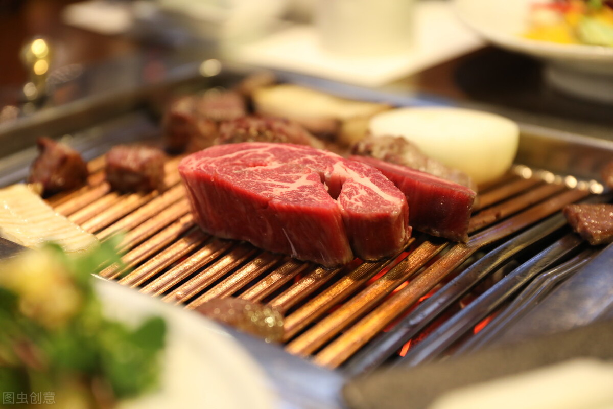 半夜醒来发现床上有一条小蛇,晚上看到一条蛇小说