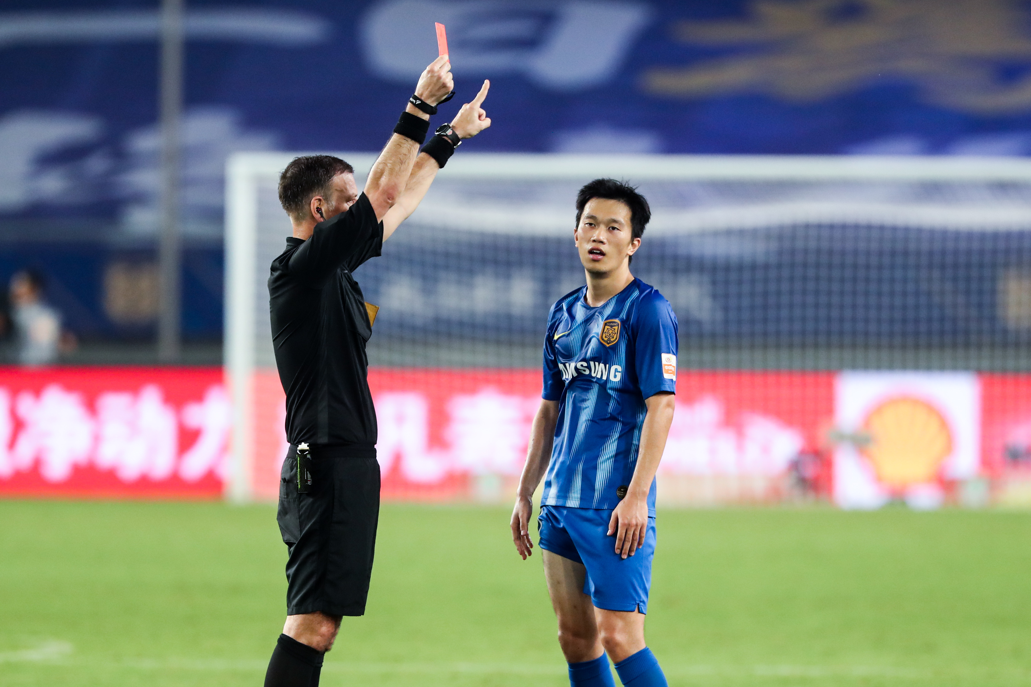 上港逃过红牌点球后轰然倒地,上海上港守门员受伤