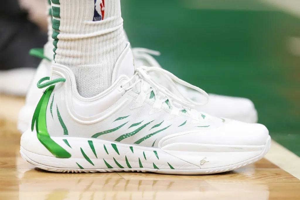 nba球员上脚安踏,nba球员上脚球鞋欧文4绿橙粉