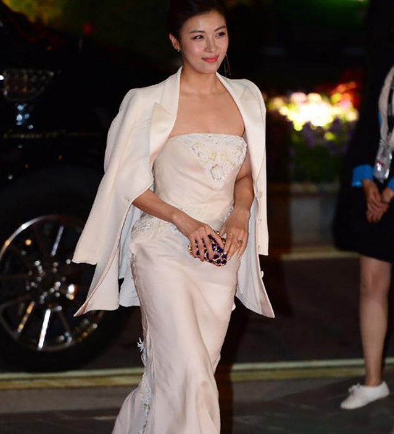 河智苑黑色开叉裙,河智苑礼服秀完整版