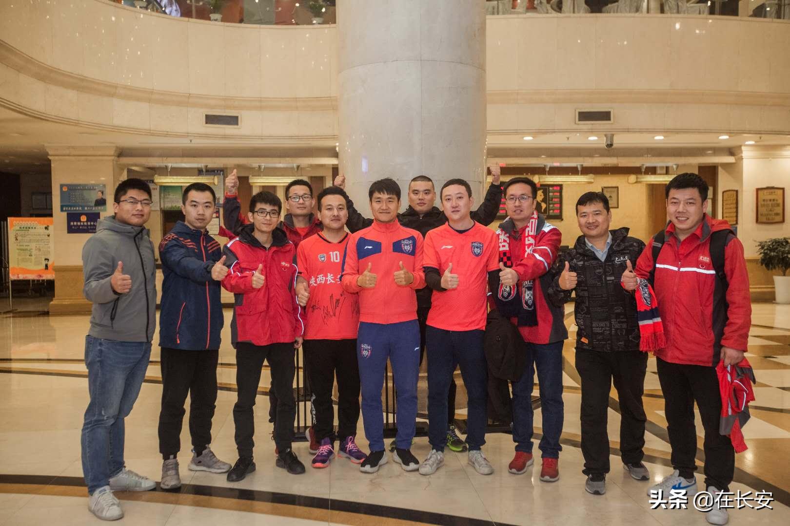 为一线员工“圆足球梦”，京东物流包专车跨城观战中甲球赛