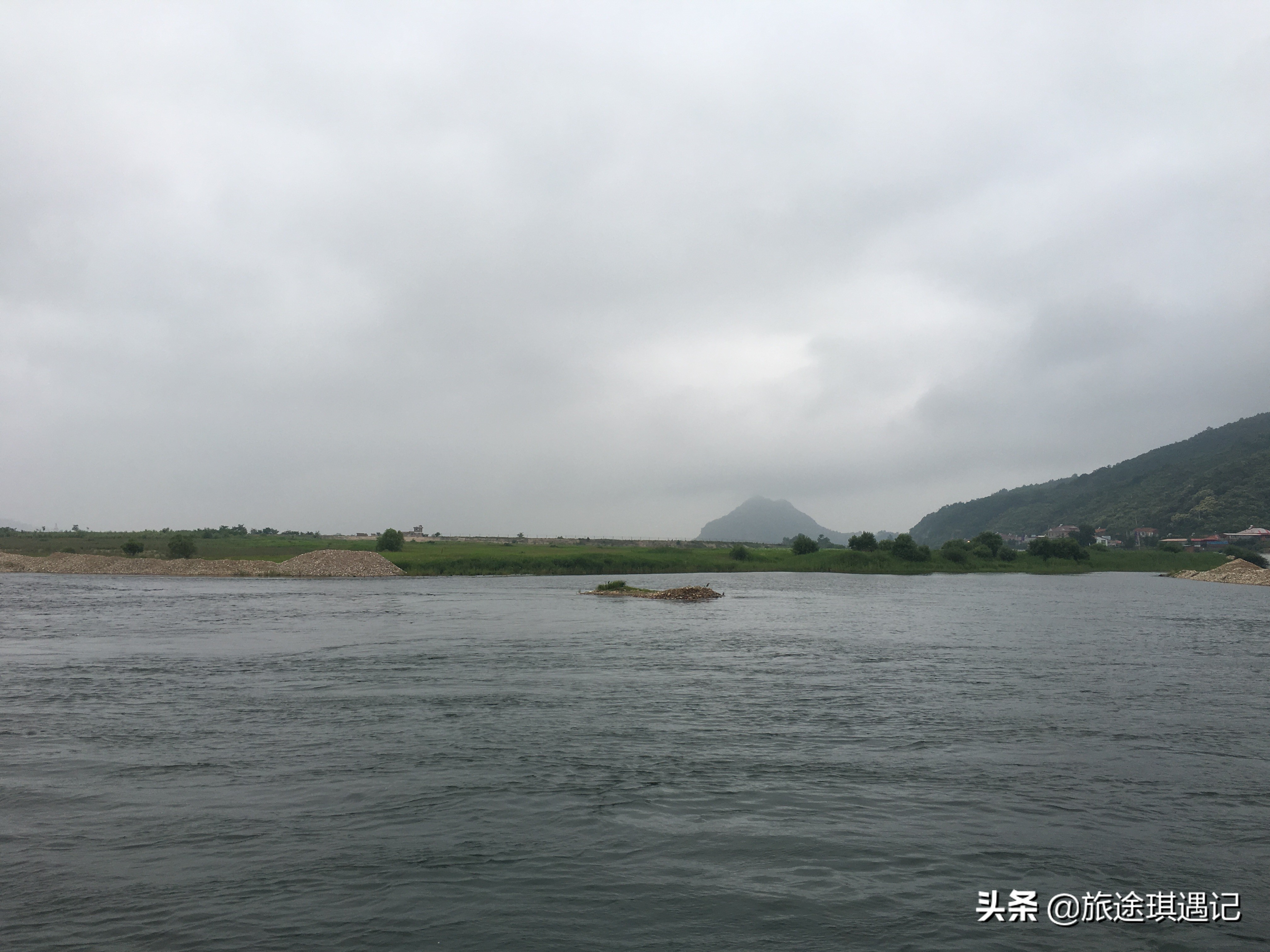 去丹东必打卡的两件事,游抗美援朝时跨过的鸭绿江,品特色黄蚬子