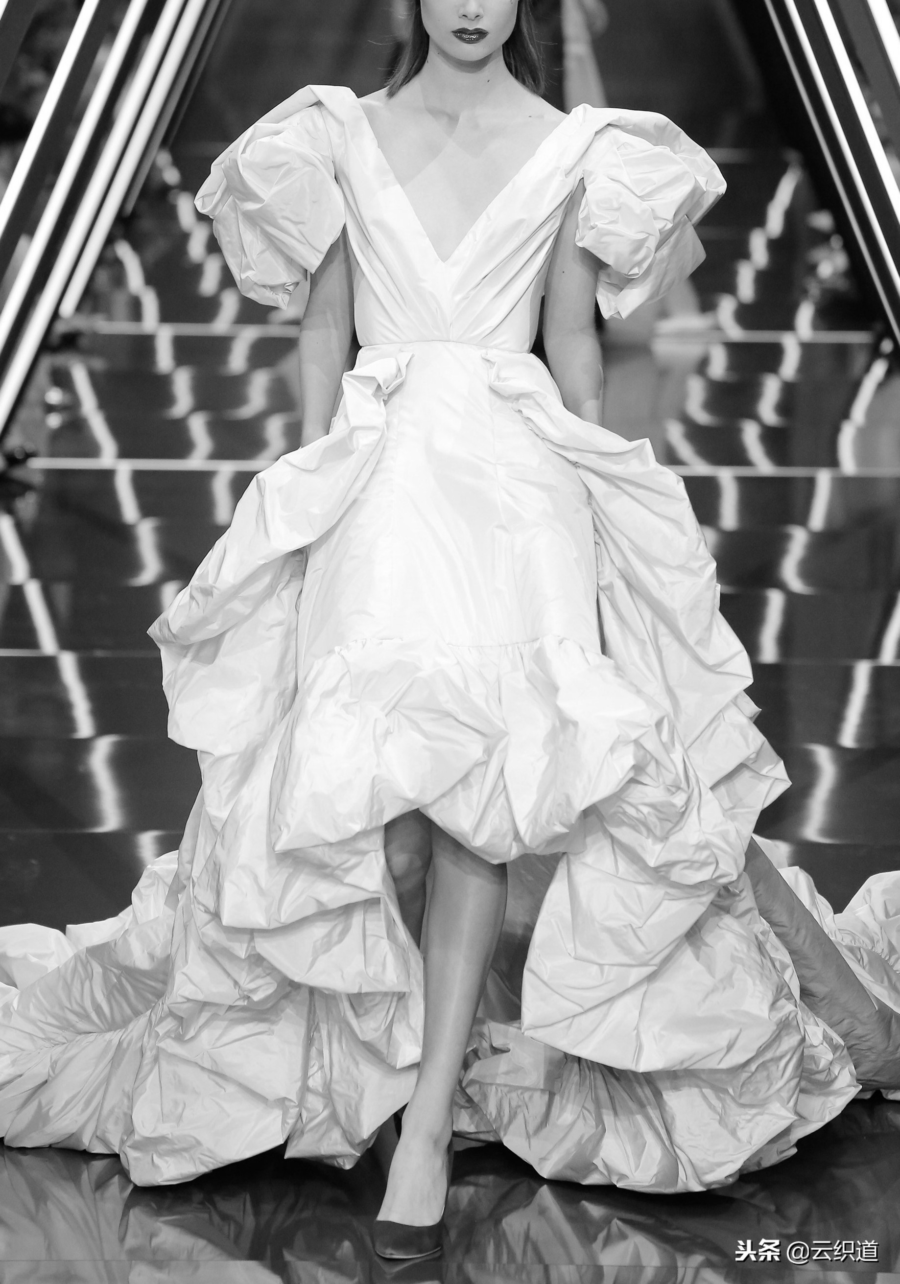 衣服裁剪制作女,服装立体裁剪稿子怎么做