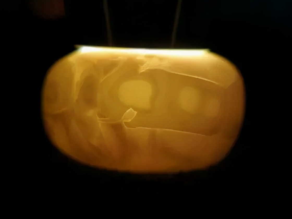 刚买回来的蜜蜡有裂痕有没有事,蜜蜡为什么没有碰就裂开了