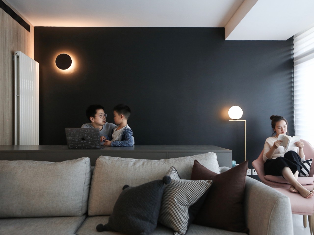 客厅阳台一体办公桌,主卧衣帽间加办公桌