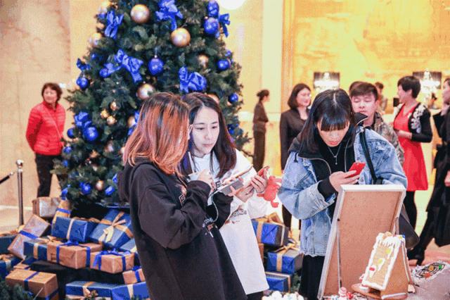 50米长圣诞树根蛋糕慈善义卖，洲际酒店点灯仪式举行！