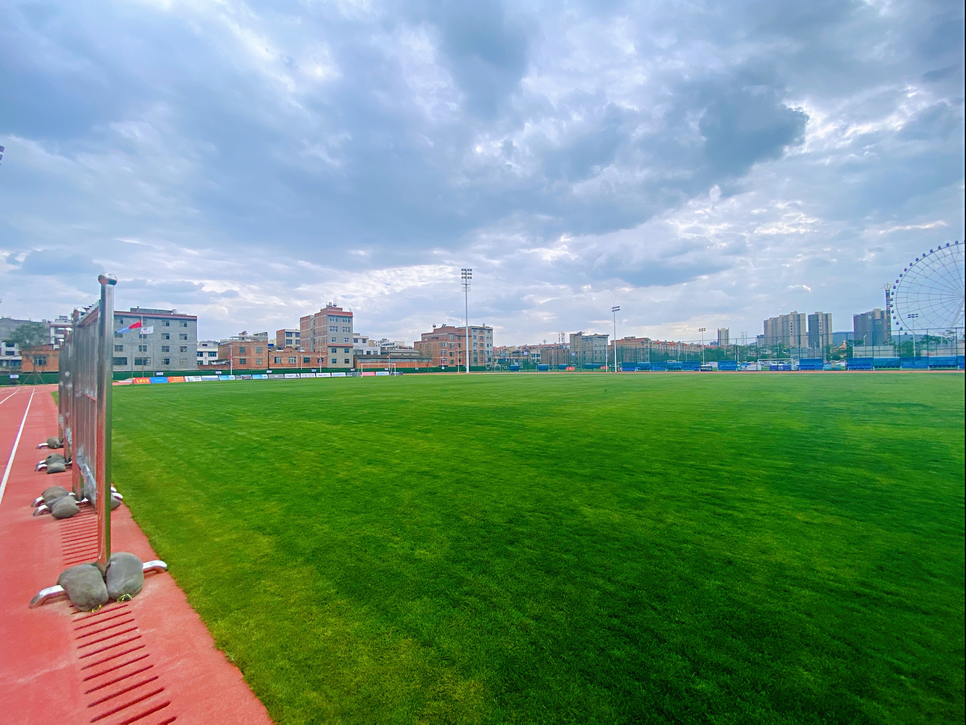 曲靖麒麟区沿江街道足球场,踢球去社区足球联赛