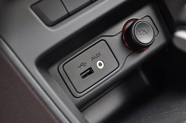 汽车上aux插口都能干啥用,汽车aux插口有什么用途