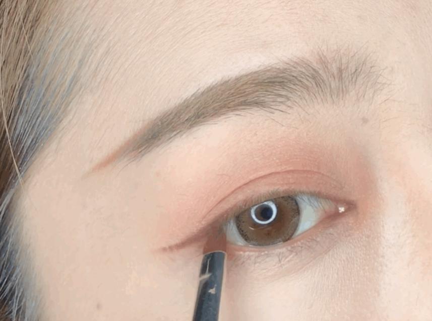 怎样通过化妆让眼睛变大,化妆遮眼袋放大双眼