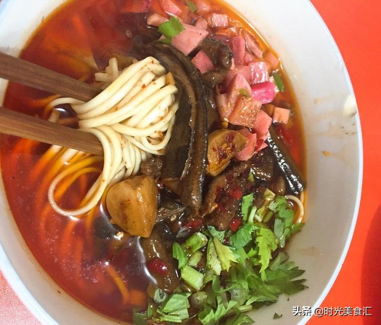 三块钱一碗网红面馆生意火爆,网红面馆无限续面大哥吃10几碗