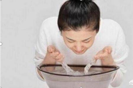 每天用盐洗脸能美白吗,温水加食盐加白醋洗脸有什么功效