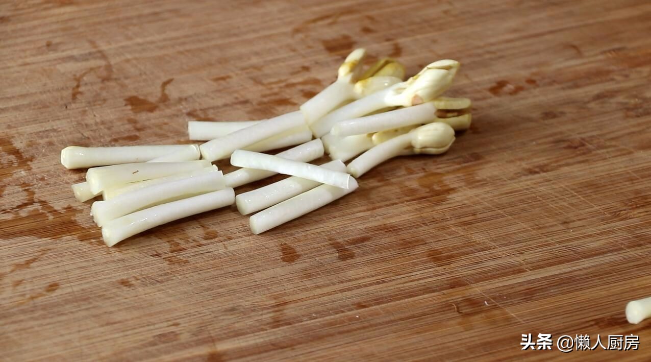 花生芽炒着吃用不用焯水,花生芽可以炒蛋吗