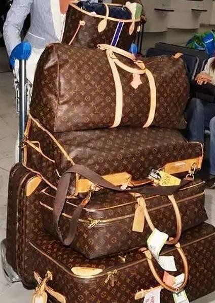 男朋友送女孩子包什么意思,男朋友送女朋友包代表什么