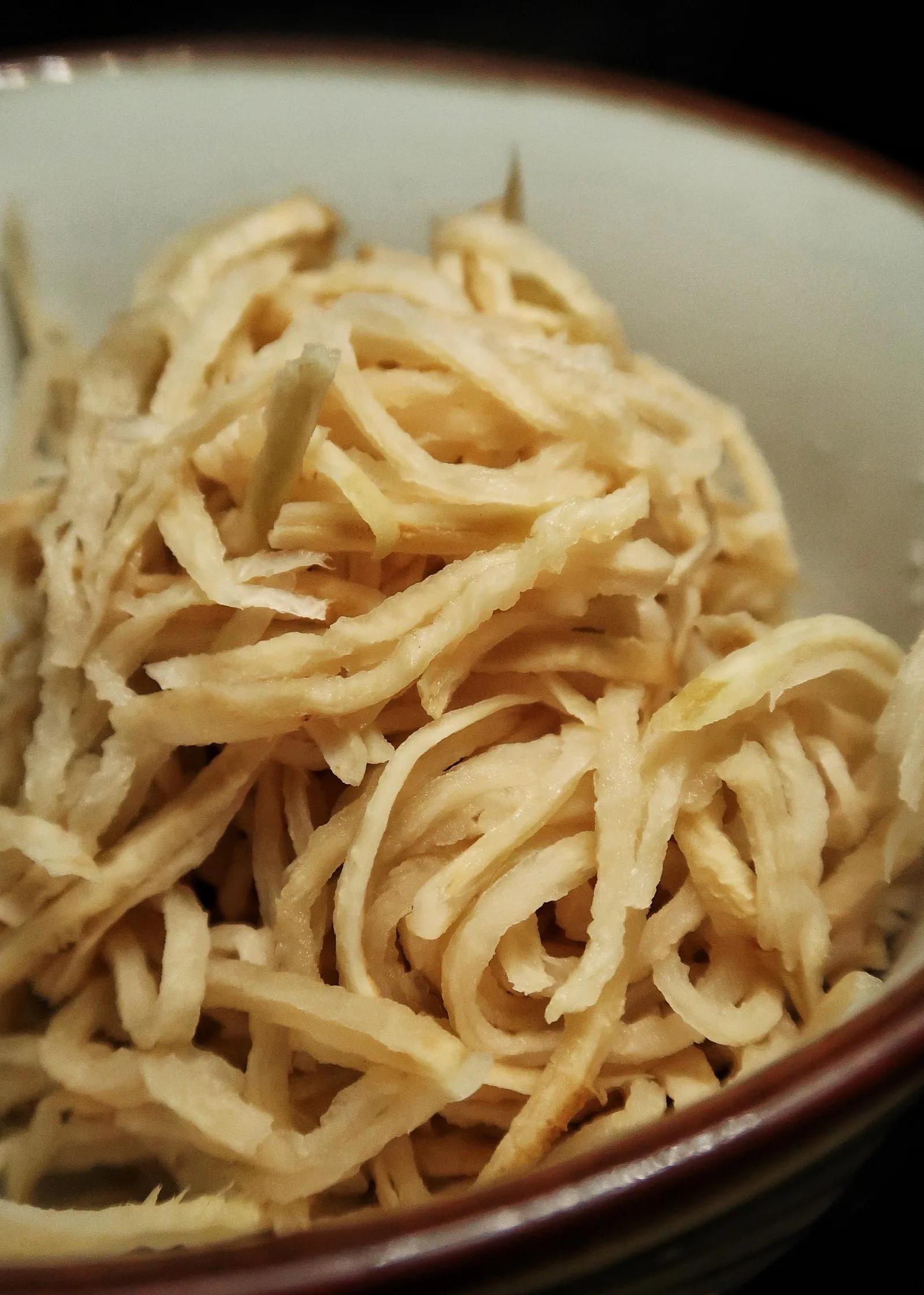 那些粗剌剌的萝卜条子，在凛冽的冬日喝上三四天的风，就蔫瘦了。