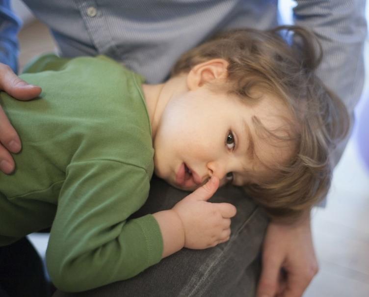 如何让宝宝摆脱睡觉依赖,宝宝睡觉非要睡妈妈的枕头