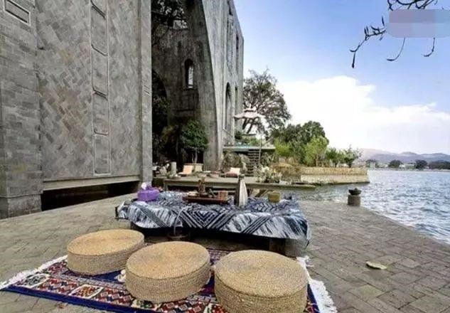 杨丽萍3500万宫殿被封后再营业，最低消费100元每小时惹争议