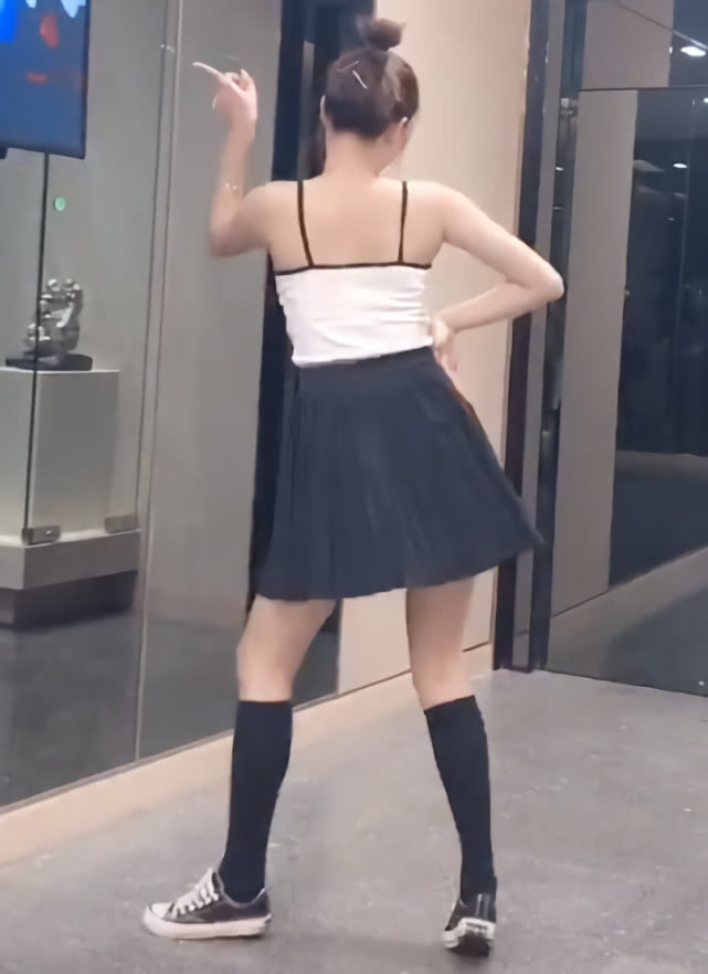 裙子配半截袜穿搭,夏天怎样搭配小裙子和腿袜