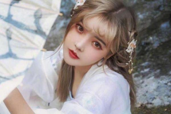 韩安冉直播“翻车”，面部僵硬被嘲讽，小猪妹长大要当警察抓妈妈