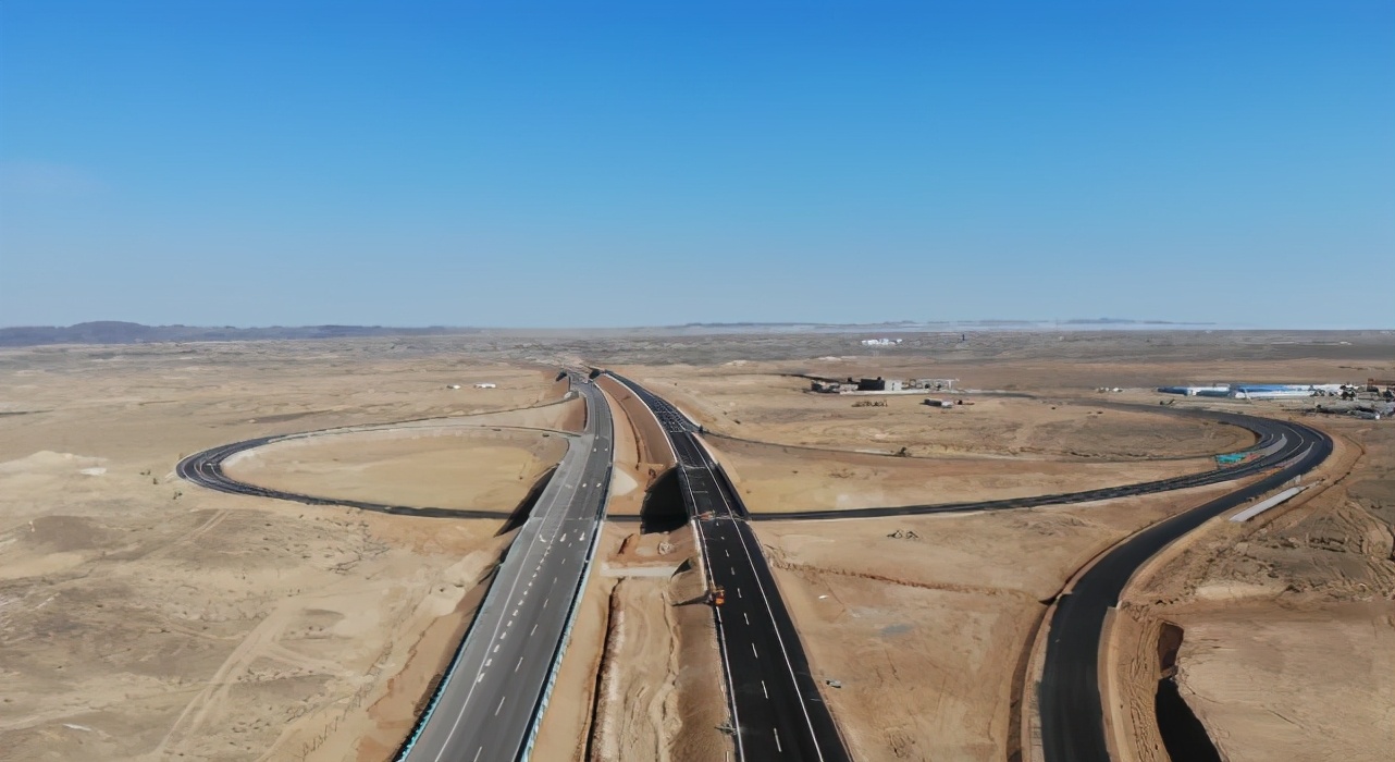 万里黄沙，波涛如怒，谁建起这条横贯中国的壮阔公路？