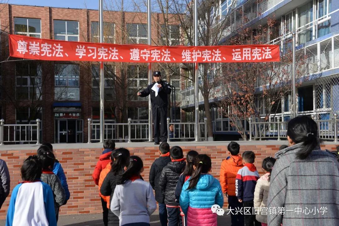 民警护学暖人心学校致谢送锦旗,警校共建合力打造平安校园获锦旗