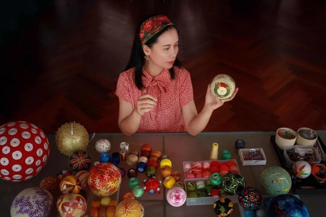 惊艳!“球上刺绣”你见过吗?她在球上绣出二十四节气,无数粉丝为之打call