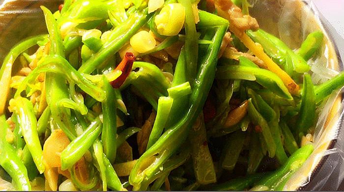 芸豆炒肉丝，很多人第一步没做对，芸豆不入味发黑，教你正确方法