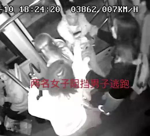 大快人心！男子公交车上公然露*体下**，遭14岁女生锁喉