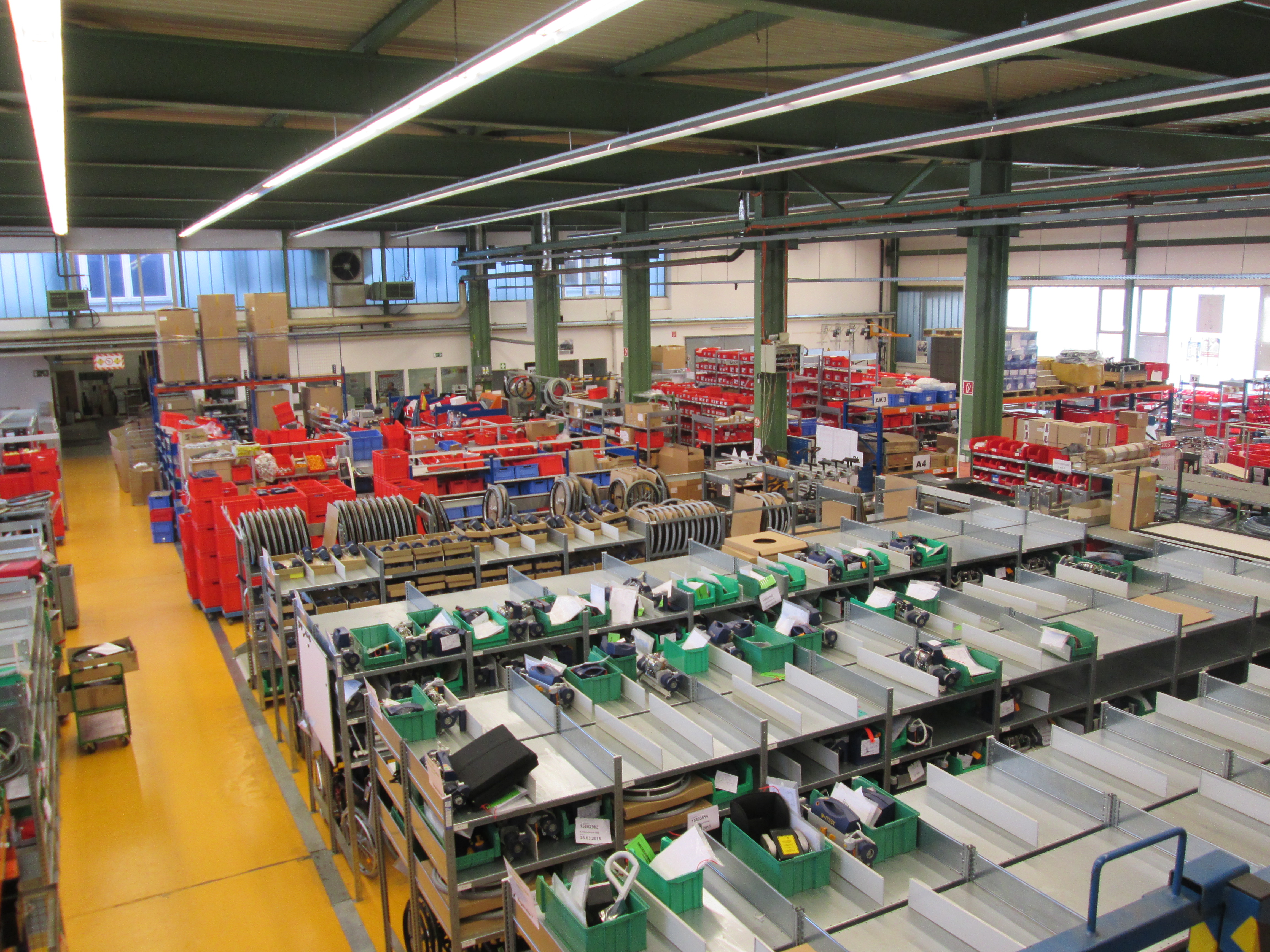 老人残疾人爬楼自动轮椅,老年残疾人上下楼梯神器