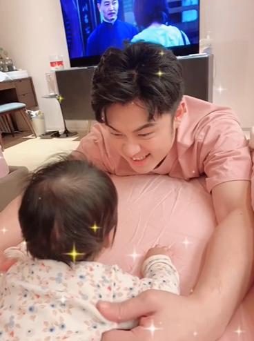 陈赫晒与两女儿温馨合照,陈赫晒女儿合照视频