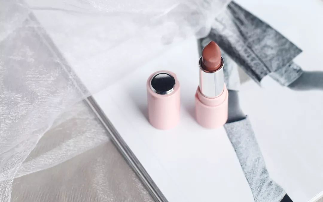 百元内口红推荐不掉色,适合60-70岁老人口红颜色平价