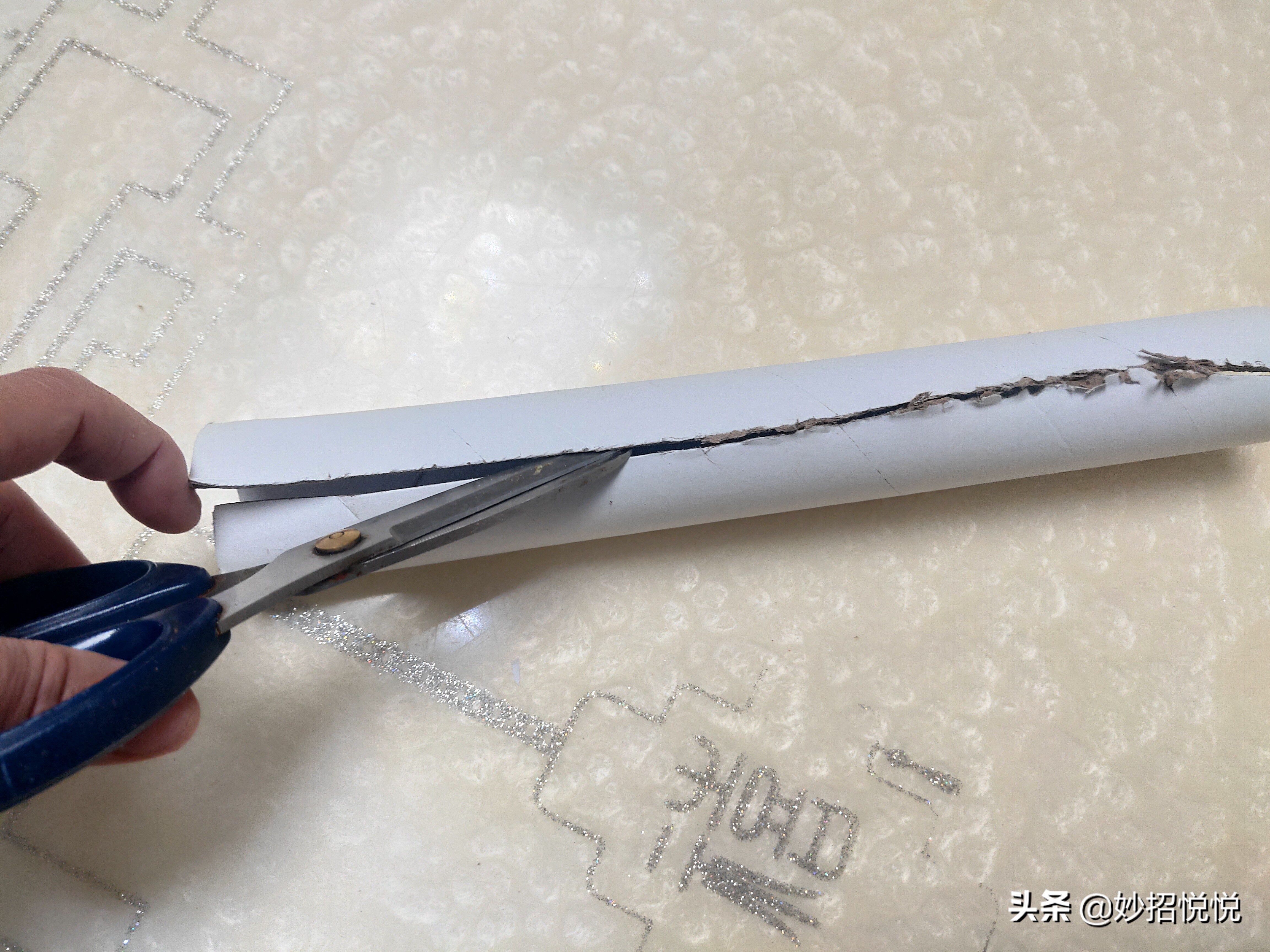 衣服正确挂法生活妙招,挂衣无折痕小妙招