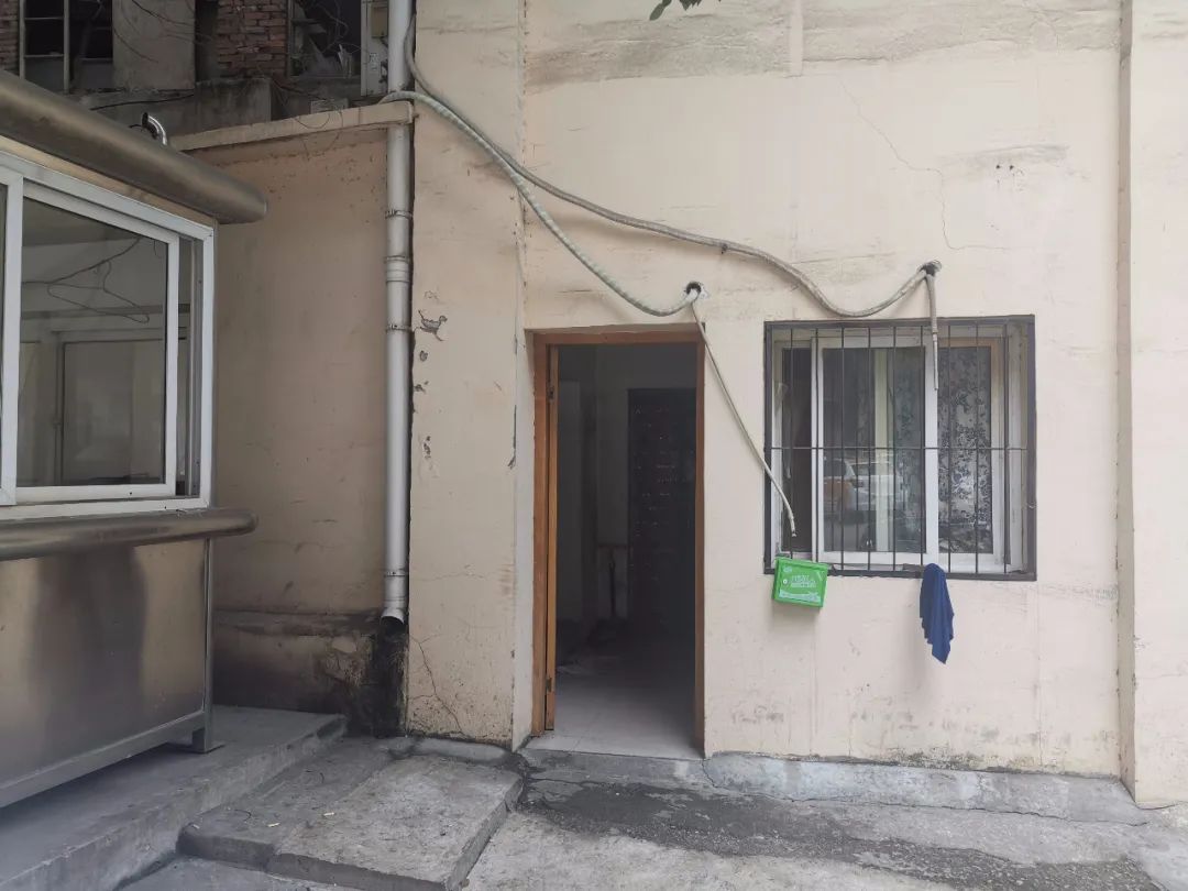 女司机带女儿上下班,女司机带三岁女儿上班