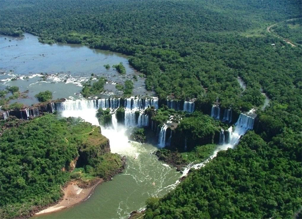 女人去巴西旅游,巴西邀请朋友洗澡要穿衣服吗