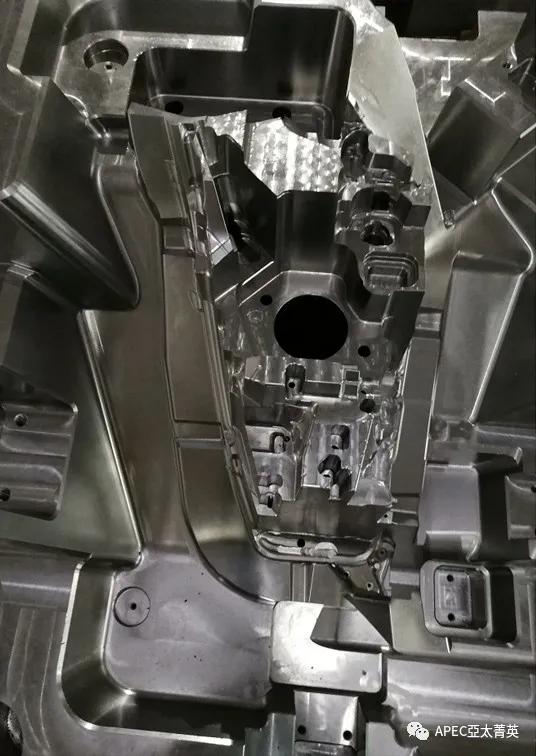 江苏智能化车灯注塑模具制造厂家,车灯双色注塑模具