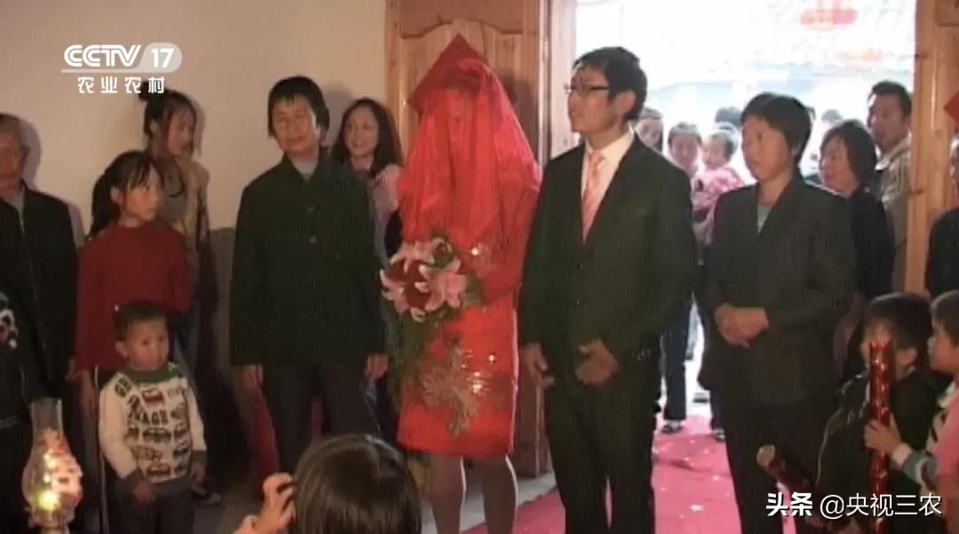 他放弃高薪回村干这一行，旁人不理解，如今大获成功