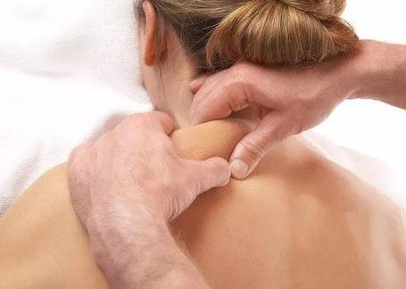 落枕动一下好像抽筋一样怎么回事,落枕稍微一用力脖子就抽筋一样疼