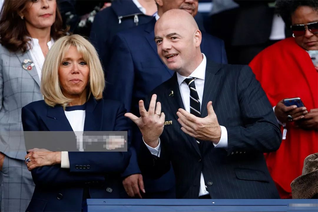 66岁法国第一夫人陪老公看球,双手抱胸气场足,马克龙竟变成陪衬
