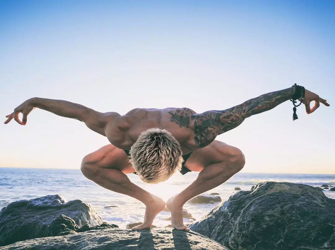 男人瑜伽基础练习,男65岁练瑜伽的基本动作