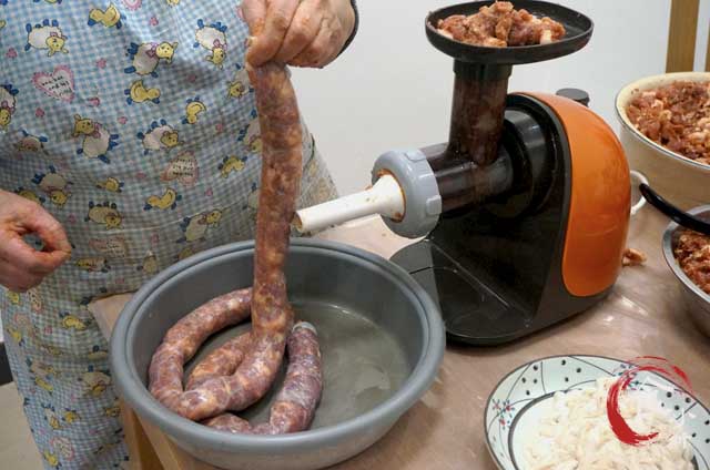 做香肠的肉洗还是不洗好吃,灌香肠怎么不会散