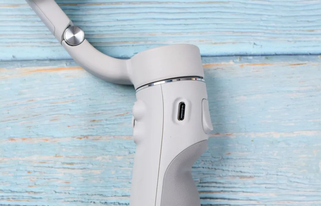 智云5和大疆om5哪个性价比更高,大疆om5稳定器放大功能不能放大