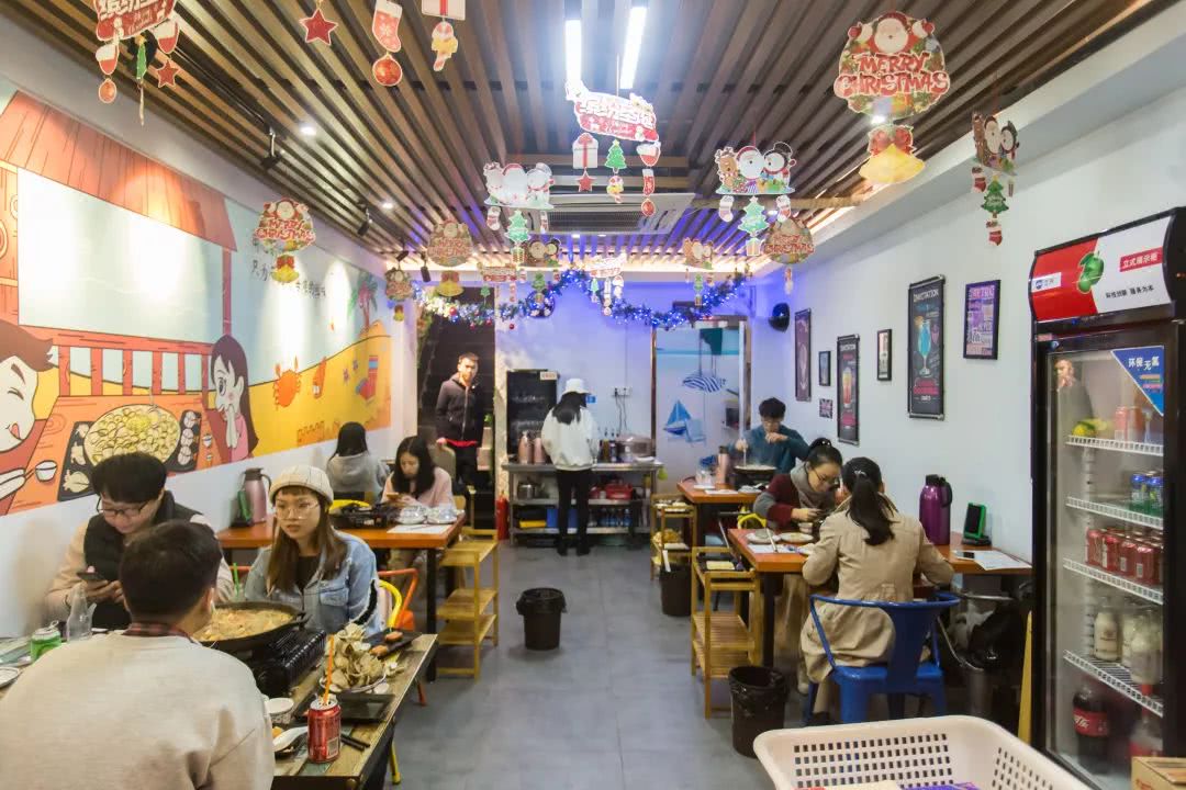 冲着“海虫子”去的卜卜贝，每天排队到凌晨1点