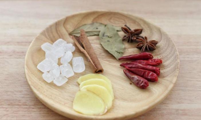 猪蹄炒糖色总容易糊?小火慢炒色泽才红润!入味又有嚼劲