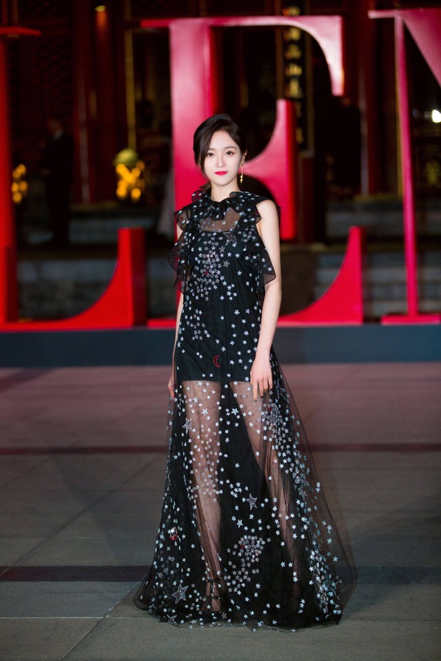 吴宣仪深v抹胸裙金色,吴宣仪深v礼服照