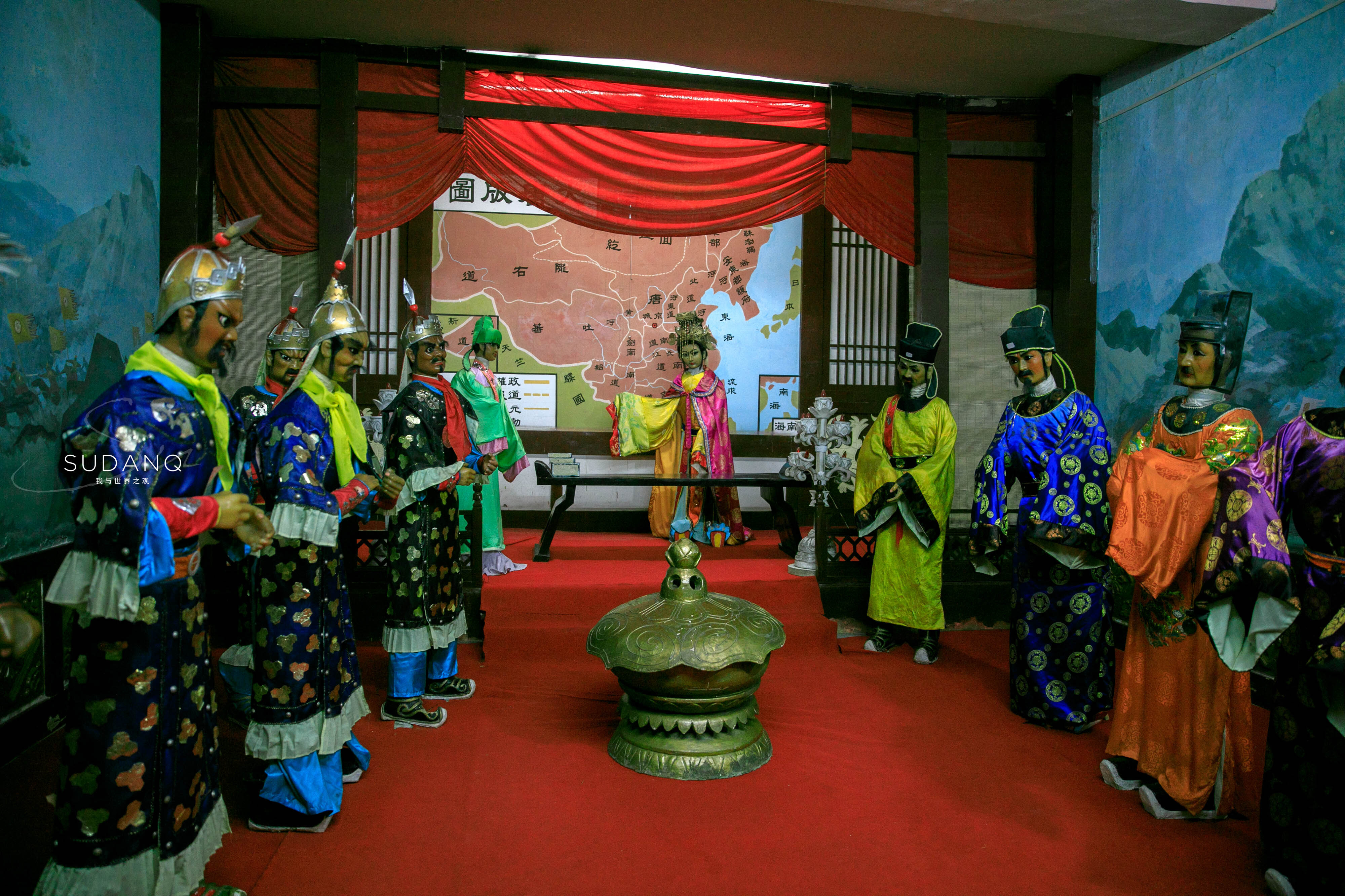 进入乾陵门口的石像,被真人雕像吓到