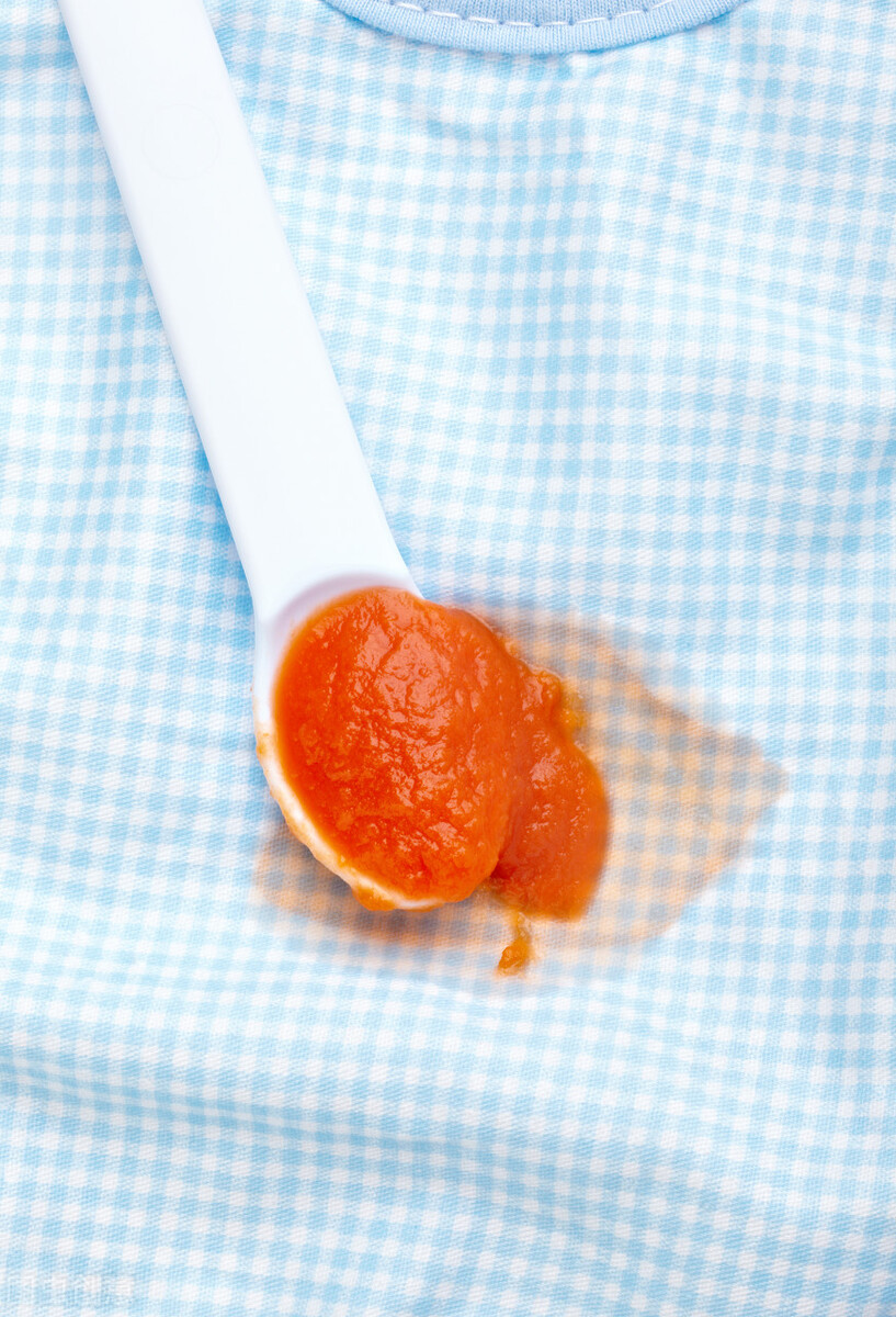 小孩吃饭衣服好多油渍怎么清洗,吃饭油渍溅衣服上了怎么快速去除